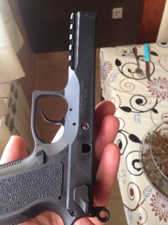 Hola, vendo CZ 75 SP01 phantom calibre 9Pb, con 2cargadores originales CZ de 18 cartuchos cada uno y 2 111