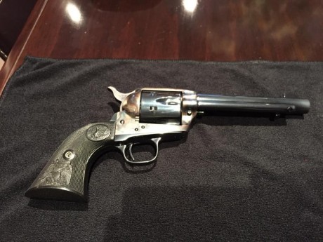 Vendo colt, en perfect estado , original , como nuevo 
Es de los 70 , fecha grabada en el arma , una joya 02