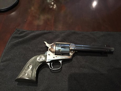 Vendo colt, en perfect estado , original , como nuevo 
Es de los 70 , fecha grabada en el arma , una joya 01