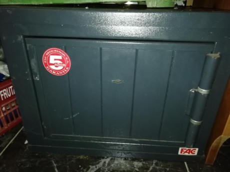 Busco armero grado 3 de segunda mano, con normativa actual. Para arma corta. Gracias, un saludo 80