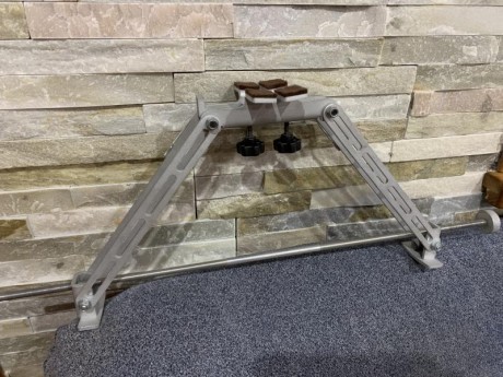 Pues está prácticamente sin estrenar ya que lo compre para practicar tiro y no pudo ser 
Esta fabricado 00