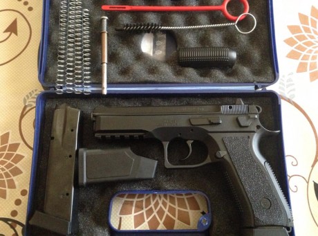 Hola, vendo CZ 75 SP01 phantom calibre 9Pb, con 2cargadores originales CZ de 18 cartuchos cada uno y 2 00