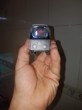 Vendo bushnell holosight 3 gen. Con muchas pilas de repuesto y una base weaver de quita y pon a carril 01