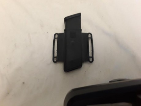 Se vende cargador de trece tiros glook con portacargador por 75 € con portes en península incluidos. 20190222_145737(0).jpg 01