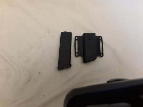 Se vende cargador de trece tiros glook con portacargador por 75 € con portes en península incluidos. 20190222_145737(0).jpg 00