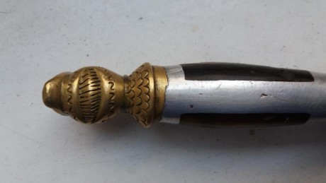 Hola me gustaría saber si alguien reconoce el logo de este cuchillo que encontré en el desván de casa 12