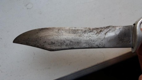 Hola me gustaría saber si alguien reconoce el logo de este cuchillo que encontré en el desván de casa 21