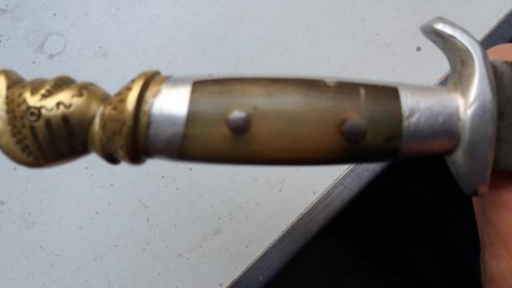 Hola me gustaría saber si alguien reconoce el logo de este cuchillo que encontré en el desván de casa 20