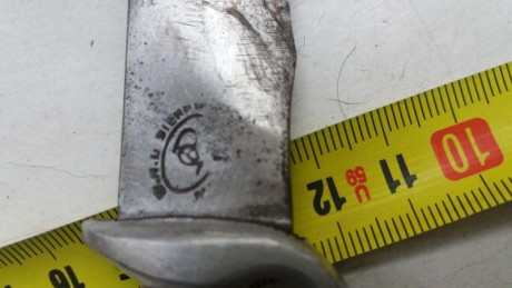 Hola me gustaría saber si alguien reconoce el logo de este cuchillo que encontré en el desván de casa 02