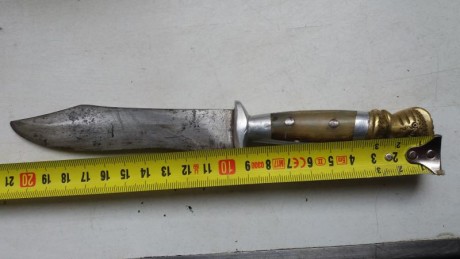 Hola me gustaría saber si alguien reconoce el logo de este cuchillo que encontré en el desván de casa 01