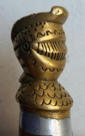 Hola me gustaría saber si alguien reconoce el logo de este cuchillo que encontré en el desván de casa 00