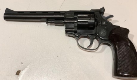 Revólver alemán de la prestigiosa casa Arminius Hw 7T con alza regulable y cachas con muy buen agarre 02