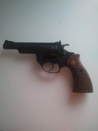 Vendo Revolver Astra Cadix calibre 22 de 4" como se ve en las fotos su estado es muy bueno de madera 00