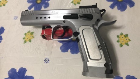 Vendo Tanfoglio Stock Custom calibre 9 mm.
Con cachas y brocal de aluminio. También posee cachas de nogal.
Amparada 01