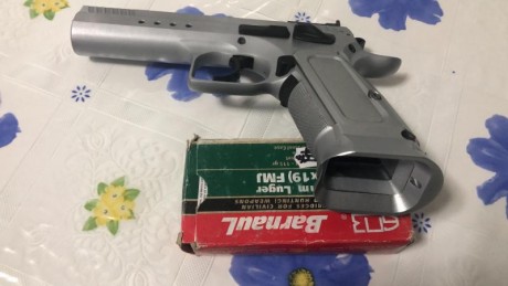 Vendo Tanfoglio Stock Custom calibre 9 mm.
Con cachas y brocal de aluminio. También posee cachas de nogal.
Amparada 00