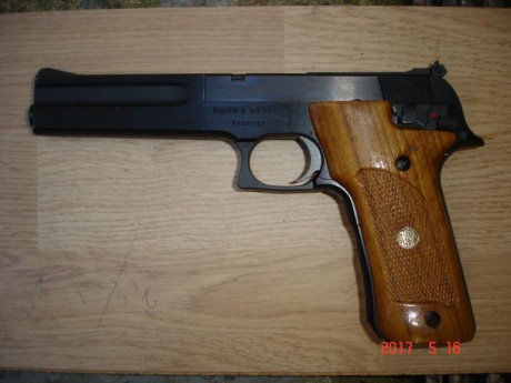 vendo pistola smit wesson calibre 22 modelo 422 lr 1 cargador en perfecto estado 
precio 200 euros portes 01