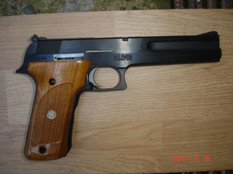 vendo pistola smit wesson calibre 22 modelo 422 lr 1 cargador en perfecto estado 
precio 200 euros portes 00