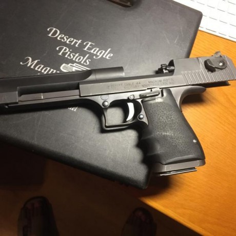 VENDO MI DESERT EAGLE  MAGNUN  CAL 44.
PAVON NEGRO EN BUEN ESTADO, MALETIN Y UTENSILIOS ORIGINALES.
MAS 100