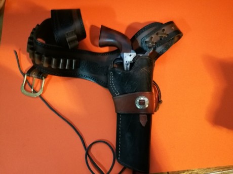 Vendo Revolver tipo Colt Frontier en calibre 357 magnún (también dispara el 38 especial) de la marca Uberti.
El 02