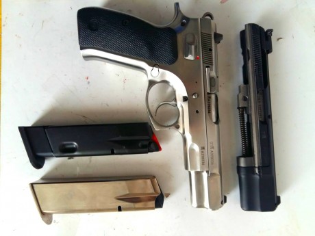 Se vende CZ del calibre 9mmp con kit del calibre del 22, en muy buen estado. Se entrega dos cargadores 00