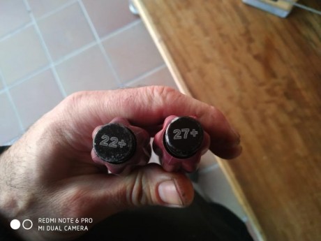 Por a ver dejado de usar se vende saquete de piel y base de aluminio marca protecktor, bipode aluminio 01