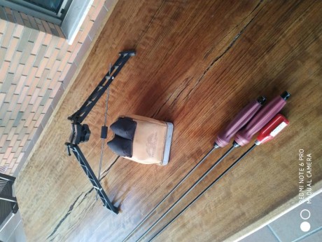 Por a ver dejado de usar se vende saquete de piel y base de aluminio marca protecktor, bipode aluminio 00