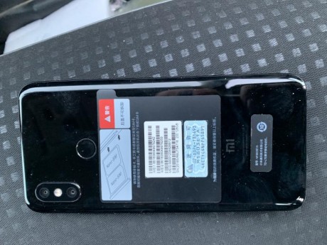 Nuevo sin estrenar es el modelo de 6 g de ram y 128 g de ron en color negro y también regalo funda sin 02