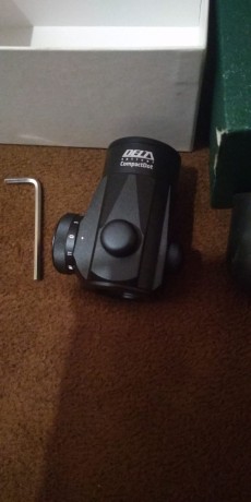 Delta Optical Compact Dot HD28, con retícula de punto rojo iluminada. Tamaño del punto: 3 MOA. Un clásico 01