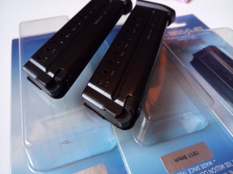 Pues lo dicho,  vendo los tres cargadores juntos, el que está en el blister sin estrenar, y los otros 01