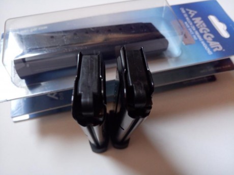 Pues lo dicho,  vendo los tres cargadores juntos, el que está en el blister sin estrenar, y los otros 00