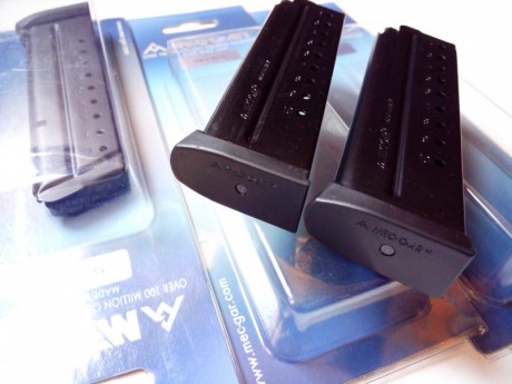 Pues lo dicho,  vendo los tres cargadores juntos, el que está en el blister sin estrenar, y los otros 11