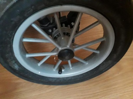 De un carro de niño desechado porque se le salía una rueda trasera lo he reconvertido en un cómodo carrito 12