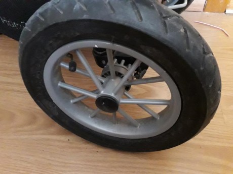 De un carro de niño desechado porque se le salía una rueda trasera lo he reconvertido en un cómodo carrito 10