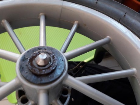 De un carro de niño desechado porque se le salía una rueda trasera lo he reconvertido en un cómodo carrito 30