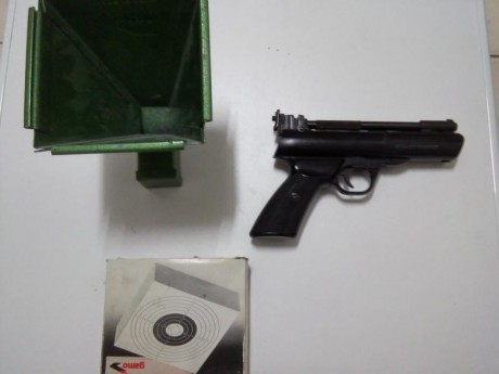 Pistola de aire comprimido Webley Tempest de 4.5 con muy poco uso. Incluyo diana con depósito de munición.
 00