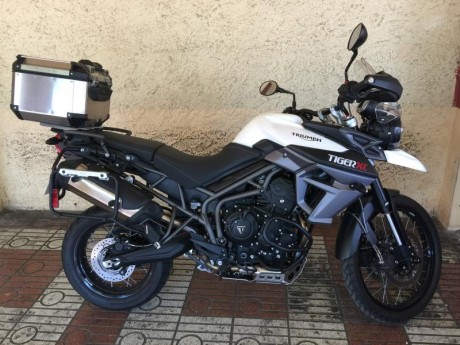 pues como dice el titulo,porque no ponemos fotos de nuestras maquinas,ya sean scooters,harleys,nakeds,trails,etc,la 80
