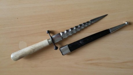 Hola a todos:
He encontrado esta daga en un mercadillo, y me gustaría conocer vuestra opinión sobre el 01