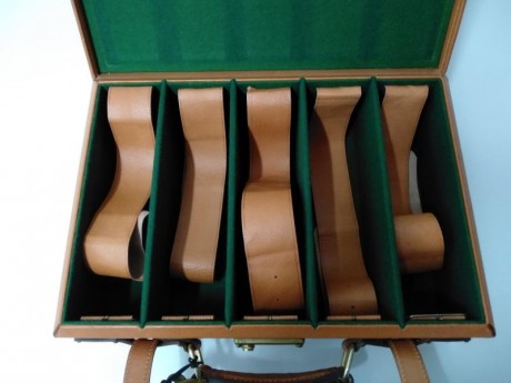 Precioso maletín en madera y cuero con protecciones en las esquinas. Impecable estado. Caben 250 cartuchos 00