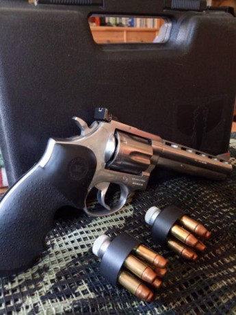 Como dice el título del anuncio vacío mi armero.
Se ponen a la venta las siguientes armas:

 REVOLVER 10