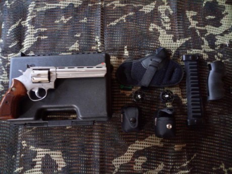 Como dice el título del anuncio vacío mi armero.
Se ponen a la venta las siguientes armas:

 REVOLVER 20