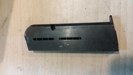 Haciendo limpieza en los cajones encontre 1 cargador y no se de que arma es. Creo que es de un 9 largo. 01