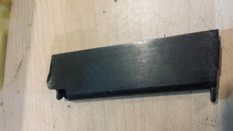 Haciendo limpieza en los cajones encontre 1 cargador y no se de que arma es. Creo que es de un 9 largo. 00