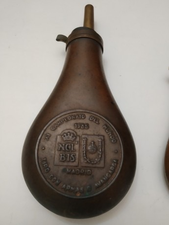 Vendo 3 polvoreras, la más grande conmemorativa de los campeonatos del mundo de avancarga celebrados en 10