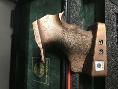 Vendo cacha para diestro, montada en la Steyr LP50 creo que vale para la LP10 talla M. Está en Madrid. 12