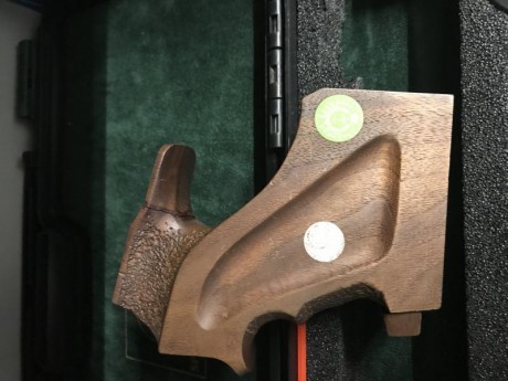 Vendo cacha para diestro, montada en la Steyr LP50 creo que vale para la LP10 talla M. Está en Madrid. 11