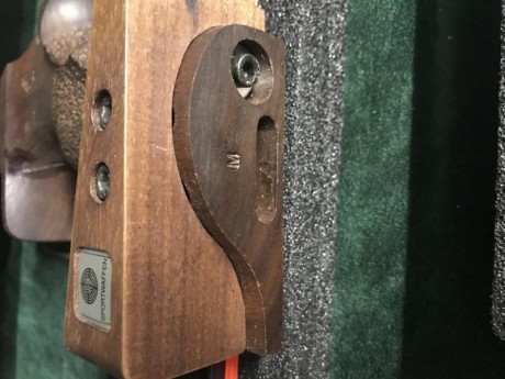Vendo cacha para diestro, montada en la Steyr LP50 creo que vale para la LP10 talla M. Está en Madrid. 10