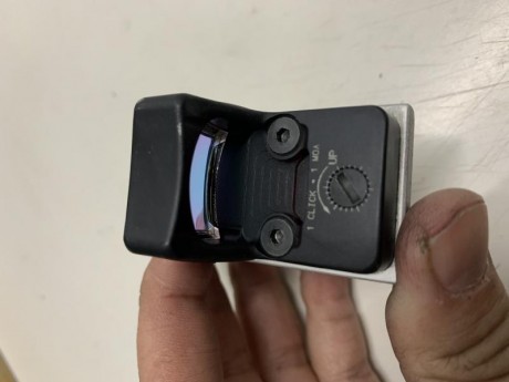 Hola buenas vendo tres monturas y un visor Trijicon
1ª es una montura RHT para pistolas 2011(Sti,Sps y 10