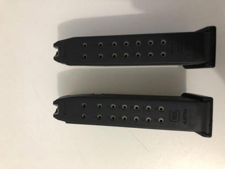 Vendo 2 cargadores para la glock 17 con capacidad de 17 cartuchos cada uno.....se encuentran en Madrid. 01