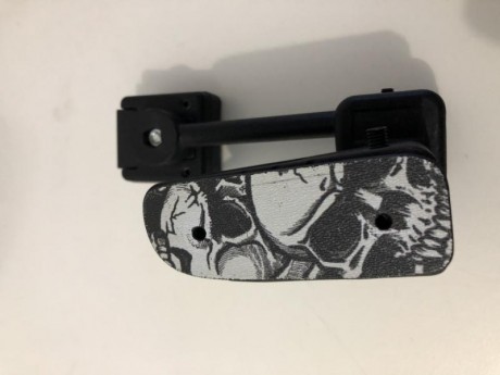 Funda de estracción rápida para IPSC fabricada en alta calidad. El arma se ancla a la funda por el guardamontes, 01