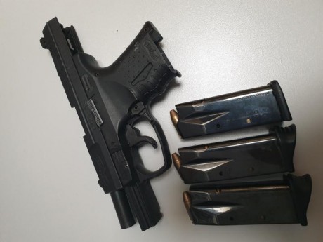Hola vendo esta pistola con apenas 50 disparos comprada en el 2014 nueva con 3 cargadores... 450 euros.... 00